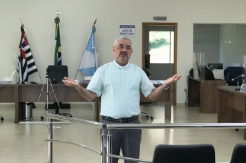 Foto - Padre que assumiu Paróquia de Chavantes visita a sede da Câmara